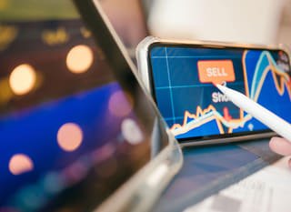 Kaupankävijä tarkastelee Bitcoin-, Ethereum- ja forex-optioita monipuolisesti
